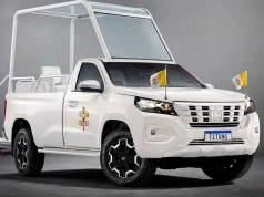 Papież Leon XIV przesiada się do Fiata. W rzeczywistości to chińskie auto