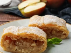 Rozciągnij ciasto tak cienko, jak tylko się da. Strudel wyjdzie idealny