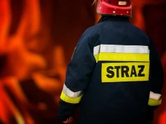 Groźny pożar wielorodzinnego budynku. Dwie osoby trafiły do szpitala
