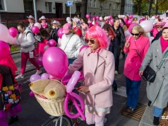 Marsz Różowej Wstążki w centrum Szczecina: "badajcie się dziewczyny"