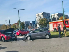Czołowe zderzenie dwóch samochodów w Tychach. Kobieta trafiła do szpitala