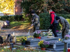 Akcja "Znicz" na Cmentarzu Centralnym: "dzięki nim możemy być wolni"