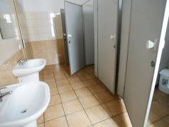 Nauczyciele zabraniają korzystania z toalety. Łamią prawo? "Można odprowadzić ucznia wzrokiem"