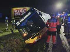 Autobus miejski wpadł do rowu pod Warszawą. Na miejscu straż pożarna, policja i pogotowie ratunkowe