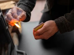 Nieprzyjemny zapach z kominka rozchodzi się po domu. Tak poradzisz sobie z problemem
