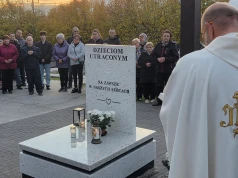 „Mam trójkę dzieci, tylko jedno jest już w niebie”. W Błoniu poświęcono pomnik dla Dzieci Utraconych