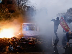 Francja w chaosie, brutalne sceny na ulicach. Protestujący stracił dwa palce