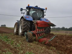 Zaorał 500 ha i uderzył pługiem w wielki kamień. Gdy obejrzał dłuta, nie mógł uwierzyć