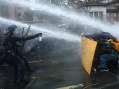Rzucanie kamieniami, gaz i armatki wodne. Tak wyglądały protesty we Francji