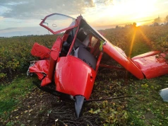 Awaryjne lądowanie pod Sochaczewem. Samolot uderzył w betonowe ogrodzenie, pilot wyszedł o własnych siłach