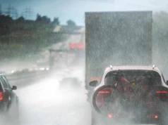 Jesienna pułapka na autostradach. Jeden błąd i lądujemy na barierkach