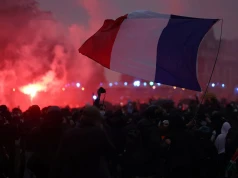 Znów gaz, armatki wodne i kamienie - protesty w Europie. Szef MSZ Słowacji leci do Moskwy
