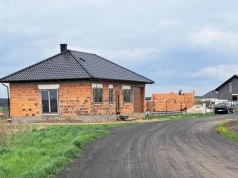 Dom stoi na dwóch działkach. Kto jest właścicielem części budynku po podziale gruntu?