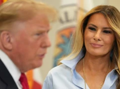 Rozpięty guzik i podwinięte rękawy. Melania Trump zachwyca u boku męża