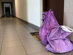 Wprowadzili się i wystawiają śmieci przed drzwiami. "Nie chcemy trzymać w domu"