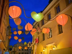 Miechunki nad ulicą Bramową w Lublinie. Jarek Koziara opowiada o jesiennej instalacji