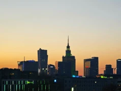 Słońce „zajdzie wcześniej”. Po zmianie czasu w Warszawie ciemno będzie już o tej godzinie