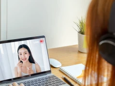 Koreańska pielęgnacja i "glass skin" pod lupą. Tak nas okłamują na TikToku?