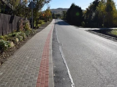 Węglówka po zmianach. Drogę poszerzono, a piesi zyskali chodnik
