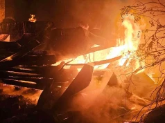 Nocny alarm dla strażaków na Podkarpaciu. Ogień zniszczył budynek mieszkalny i gospodarczy