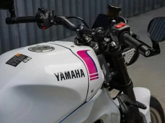 Biały motocykl z różowymi detalami? Yamaha pokazuje, że odważne kolory znów są modne