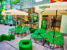 Kto ustala godziny otwarcia Żabki? Zasady dla franczyzobiorców