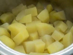 Wielu Polaków robi to źle. Purée z tak ugotowanych ziemniaków nie będzie smaczne
