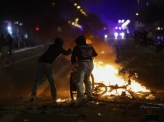 Hiszpania: starcia z policją i plądrowanie sklepów podczas wieczornego protestu w Barcelonie