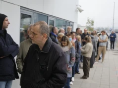 Przedterminowe wybory w Serbii. Tłumy głosujących, część przyszła z własnymi długopisami