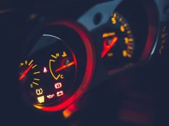 Lampka rezerwy świeci od dwóch dni, a ty dalej jeździsz, bo stacja po drodze jest droższa. Mechanicy mówią, że oszczędność może zjeść pompa paliwa za kilka tysięcy