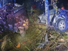 Auto wypadło na łuku z drogi. Kierowca uwięziony w zmiażdżonym wnętrzu