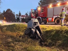 Tajemniczy wypadek na DK92. Pasażerka trafiła do szpitala, kierowca zniknął. Ruszyły poszukiwania z dronami