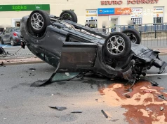 Zderzenie aut na Mokotowie. Jedno dachowało. Skrzyżowanie zablokowane