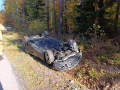 Fatalny finał podróży. Auto wypadło z jezdni, dachowało i wylądowało w rowie