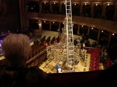 Niezwykły widok w Teatrze Słowackiego. Żyrandol opuszczono i wymieniono w nim żarówki