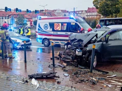 Zasłabł i wjechał w zaparkowane auta