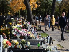 Polacy kupują sobie nagrobki za życia. "Powstała społeczna fobia"