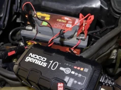 Auto nie chce odpalić? Tak naładujesz akumulator i unikniesz kosztownego błędu