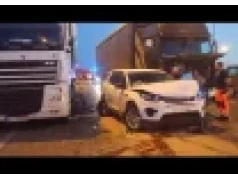 220kmh na zatłoczonej drodze? Co może pójść nie tak?