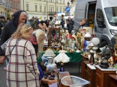 Tłumy na lubelskiej giełdzie staroci. Jesienna niedziela przyciągnęła kolekcjonerów i łowców okazji