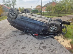 Pijany 17- latek za kierownicą. Jego samochód dachował w rowie