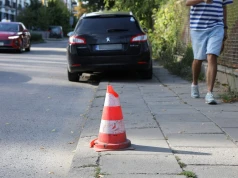 Czy wolno zająć miejsce pachołkiem? Komisarz o parkingowych "rezerwacjach"