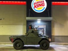 Podjechał „czołgiem” do okienka drive-thru Burger King. Nietypowy widok w Teksasie
