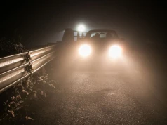 Po zmianie czasu wracasz z pracy po ciemku, a droga ginie w blasku reflektorów. Okuliści mówią, kiedy to zwykły wiek, a kiedy kurza ślepota
