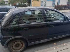 Zostawiła 6-latka w samochodzie i poszła na zakupy. Strażnicy miejscy poczekali na matkę