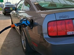 Pojechałem Mustangiem z LPG na prezentację elektrycznego samochodu. Kalkulator prawdę powie