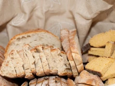 Zawsze wkładam połówkę do chlebaka. Pieczywo czerstwieje znacznie wolniej