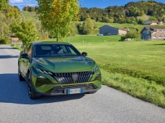 Peugeot 408 w jesiennej Szwajcarii. 240 KM i zieleń, która zmienia odcień