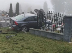 Kierowca staranował ogrodzenie cmentarza na Lubelszczyźnie. Uszkodził pięć nagrobków