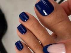 Zapomnij o czerni. „Atramentowe stopy” to kolor pedicure na jesień